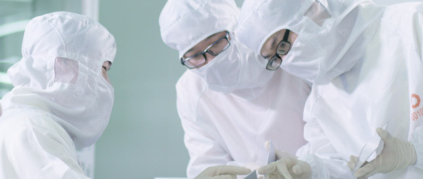 图六：我们专心专研——国显科技：2月14日，，，，安徽蚌埠，，，，研发职员讨论交流，，，，为产品顺遂量产筑力.jpg