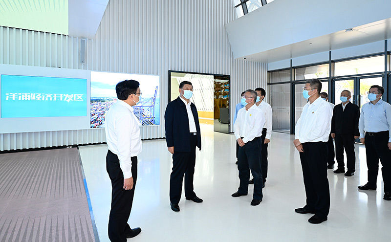 4月10日至13日，，，中共中央总书记、国家主席、中央军委主席习近平在海南考察。。。。这是12日上午，，，习近平在洋浦经济开发区考察。。。。新华社记者 李学仁 摄